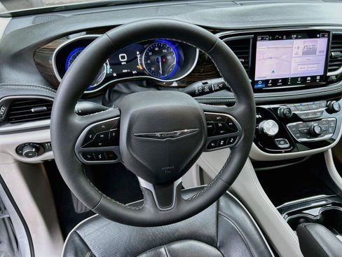 Used 2024 Chrysler Pacifica Limited FWD image 37