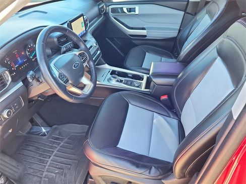 Used 2022 Ford Explorer XLT w/ Equipment Group 202A image 8
