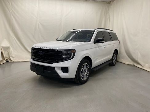 Used 2025 Ford Expedition Active AWD/4WD image 2