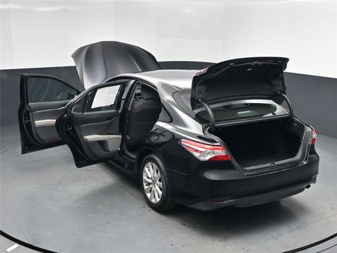 Used 2020 Toyota Camry LE image 23