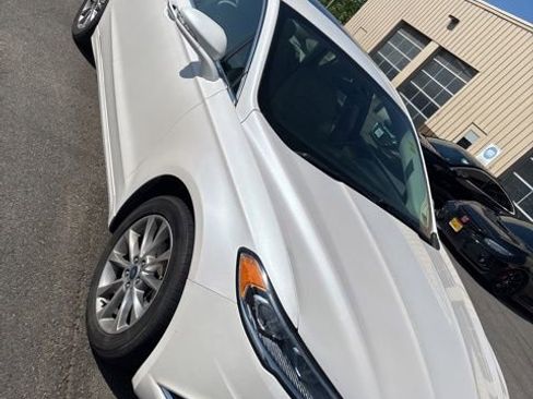 Used 2017 Ford Fusion SE w/ Fusion SE Technology Package FWD image 3