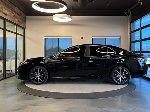 Used 2022 Toyota Camry SE image 6