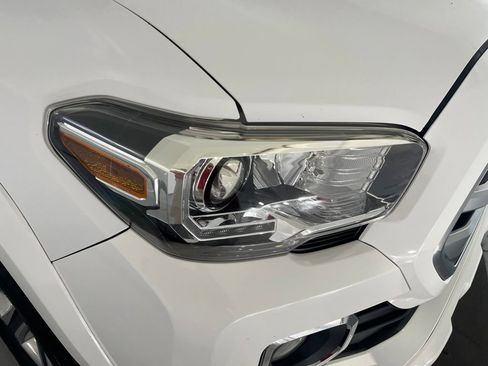 Used 2018 Toyota Tacoma Limited AWD/4WD image 33