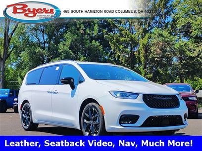 New 2026 Chrysler Pacifica Limited w/ Uconnect Theater Family Group