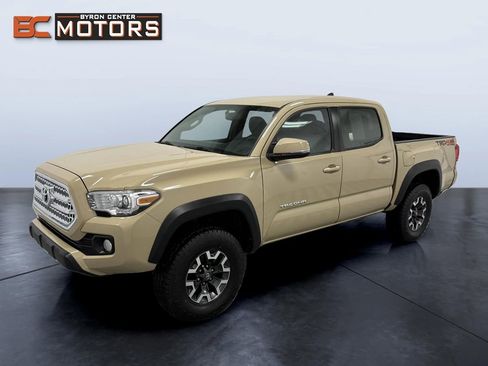 Used 2017 Toyota Tacoma TRD Off-Road image 1