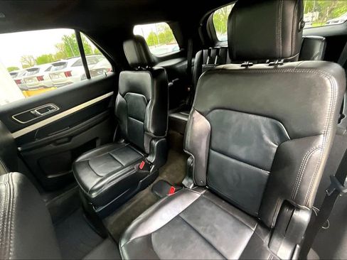 Used 2017 Ford Explorer XLT w/ Equipment Group 202A AWD/4WD image 19