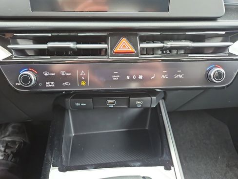 Used 2025 Kia Niro LX image 27