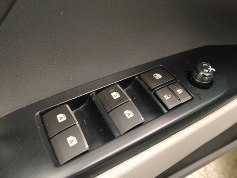 Used 2018 Toyota Camry LE image 27