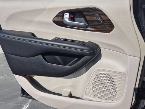 Used 2023 Chrysler Pacifica Limited FWD image 15