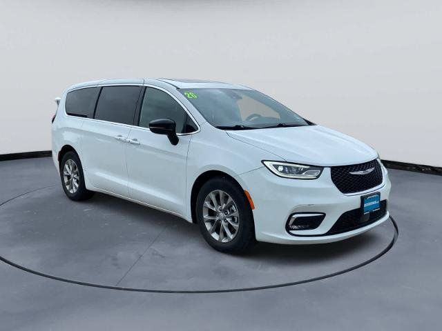 Used 2026 Chrysler Pacifica Limited FWD image 2