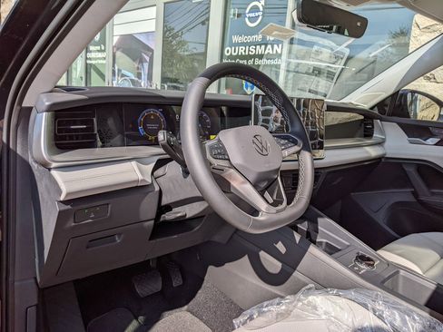 New 2025 Volkswagen Tiguan SE image 8