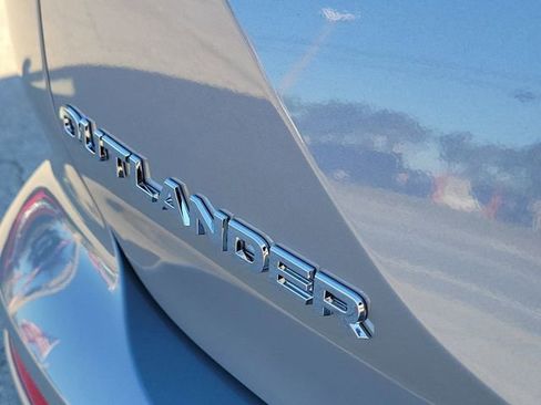 New 2026 Mitsubishi Outlander SE image 10