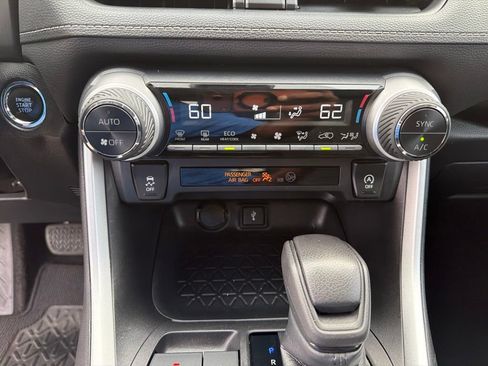 Used 2021 Toyota RAV4 XLE w/ Convenience Package FWD image 27