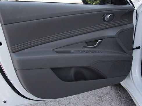 Certified 2025 Hyundai Elantra SEL image 12