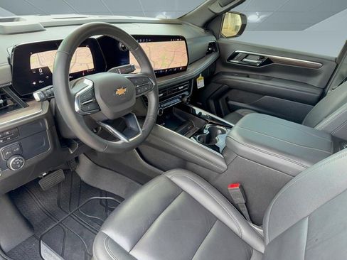 Used 2025 Chevrolet Suburban LT w/ Comfort Package RWD image 4