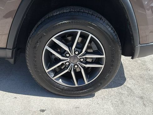 Used 2019 Jeep Grand Cherokee Laredo w/ 18" Wheel & 8.4" Radio Group AWD/4WD image 18