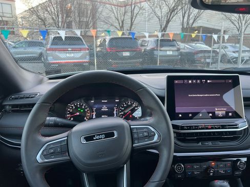 Used 2025 Jeep Compass Trailhawk image 33