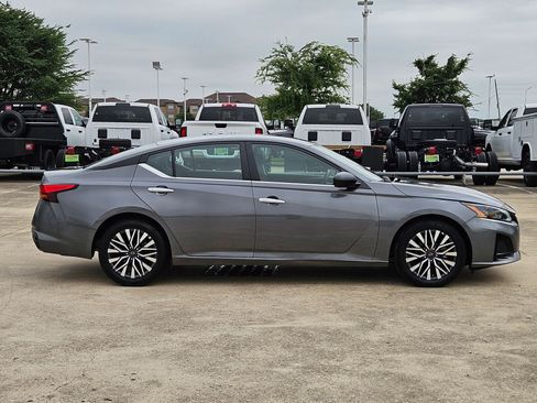 Used 2025 Nissan Altima 2.5 SV FWD image 2