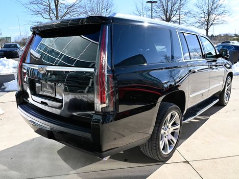 Used 2017 Cadillac Escalade ESV Luxury image 5