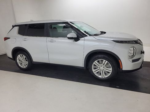 Used 2022 Mitsubishi Outlander ES AWD/4WD image 11