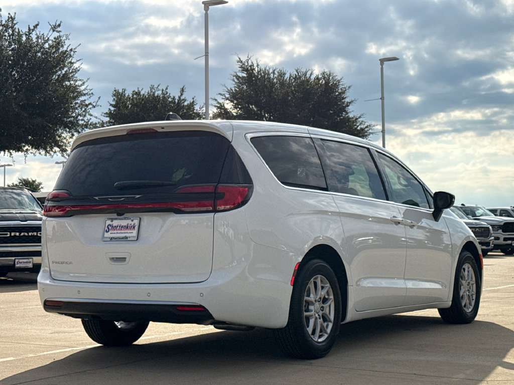 New 2027 Chrysler Pacifica Select FWD image 8