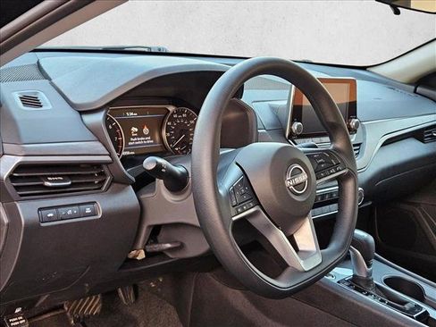 Used 2025 Nissan Altima 2.5 SV image 10