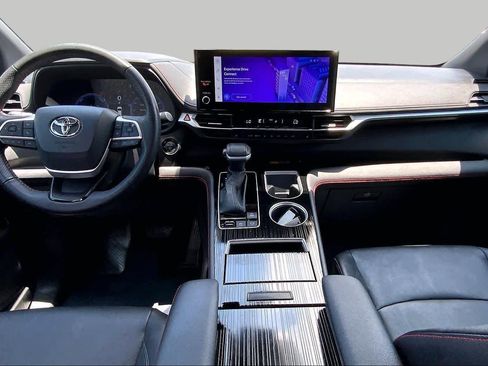Used 2025 Toyota Sienna XSE FWD image 16