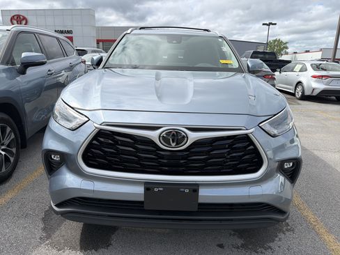 Used 2023 Toyota Highlander XLE AWD/4WD image 3