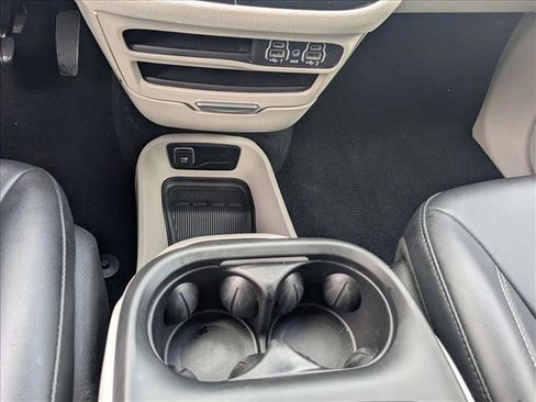 Used 2024 Chrysler Pacifica Select image 13