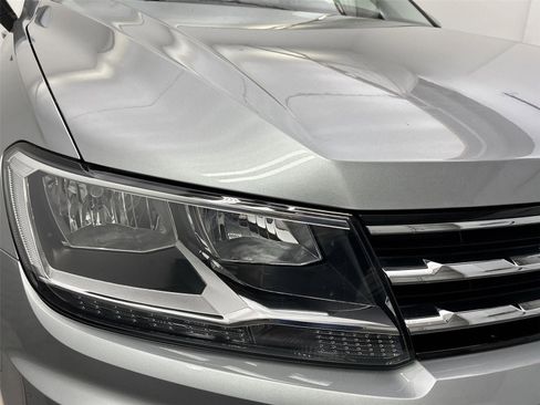 Used 2021 Volkswagen Tiguan SE w/ Panoramic Sunroof Package image 18