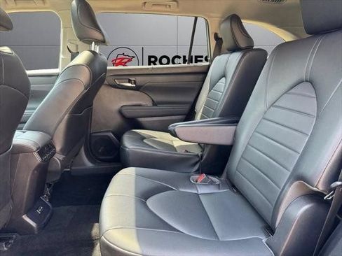 Used 2022 Toyota Highlander XLE AWD/4WD image 49