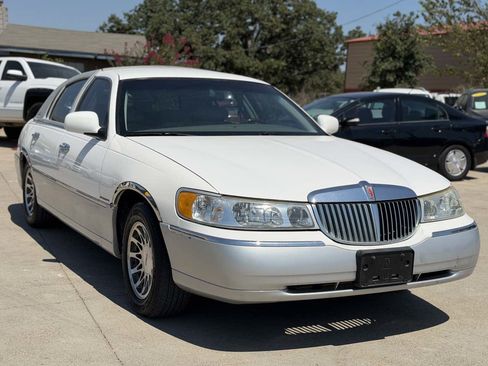 Used 2002 Lincoln Town Car Signature RWD image 3