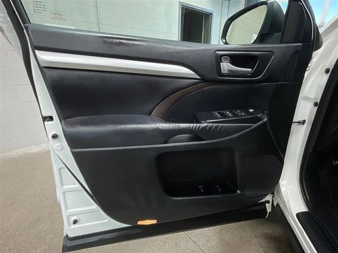 Used 2016 Toyota Highlander XLE image 9