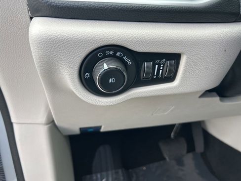 Certified 2024 Chrysler Pacifica Touring-L FWD image 38