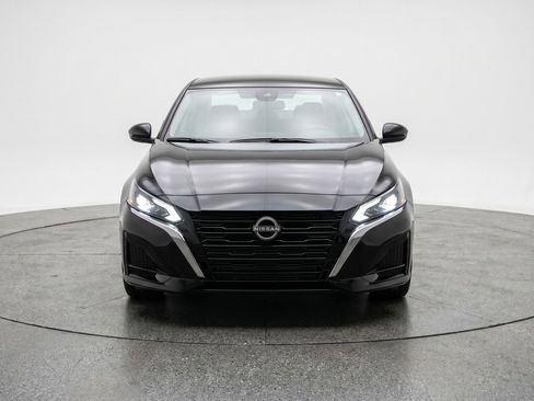 Used 2025 Nissan Altima 2.5 SV FWD image 2