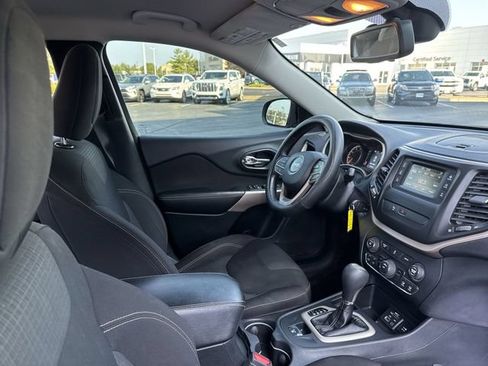 Used 2017 Jeep Cherokee Latitude w/ Safety/Convenience Group FWD image 17