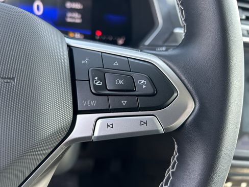 Used 2022 Volkswagen Tiguan SE w/ Panoramic Sunroof Package image 17