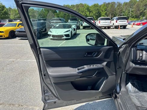 Used 2025 Nissan Pathfinder S FWD image 22