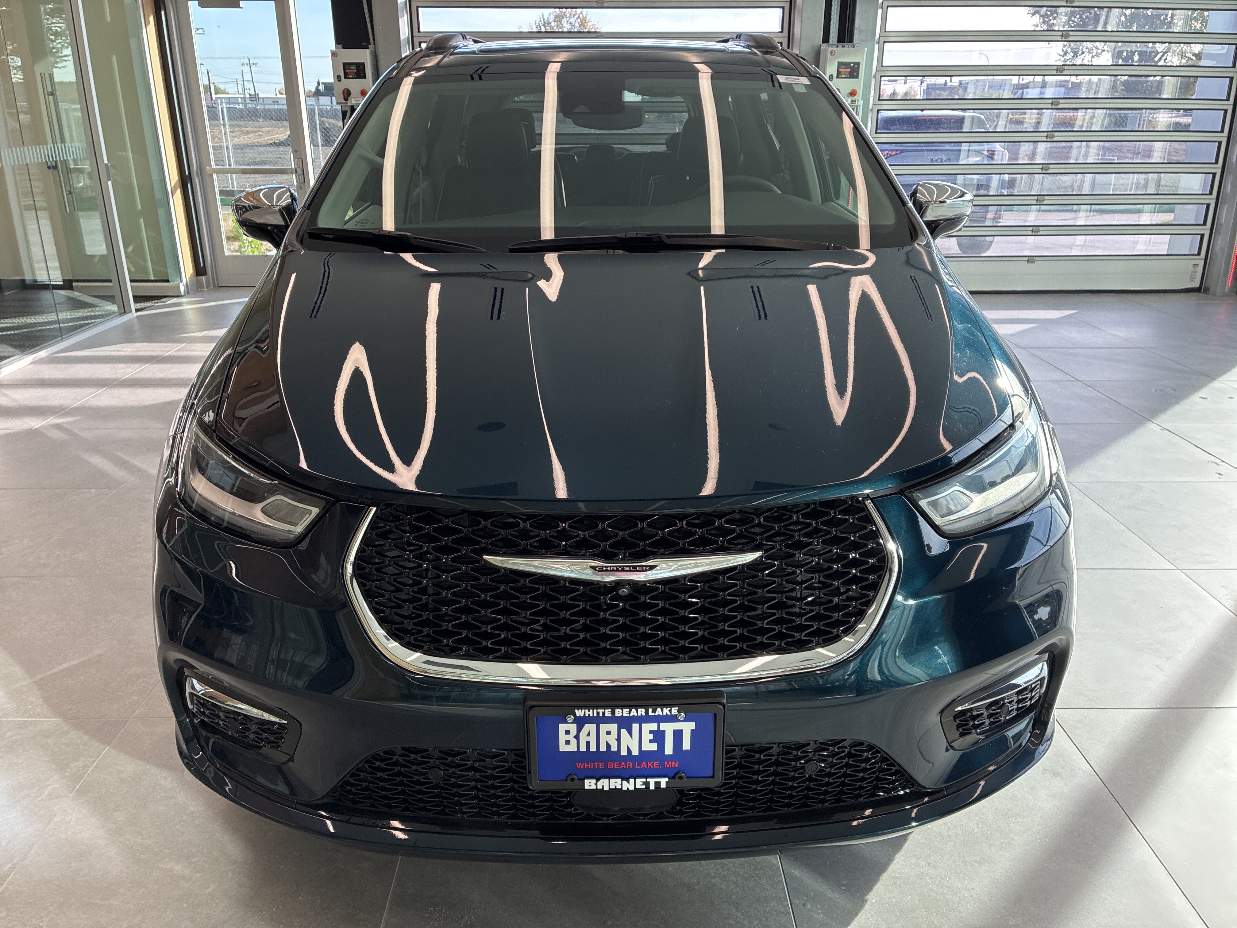 Certified 2023 Chrysler Pacifica Limited w/ Uconnect Theater Family Group AWD/4WD image 8