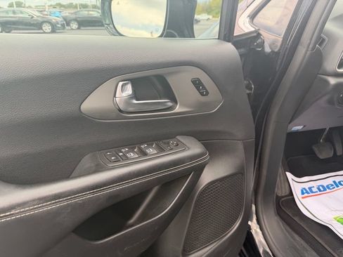 Used 2025 Chrysler Pacifica Select FWD image 8