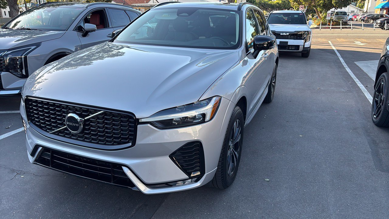 Used 2024 Volvo XC60 B5 Core AWD/4WD image 1