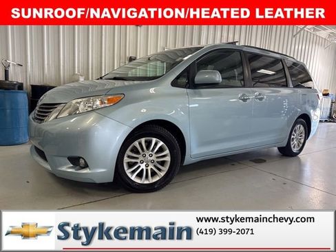 Used 2017 Toyota Sienna XLE w/ XLE Navigation Package FWD image 1