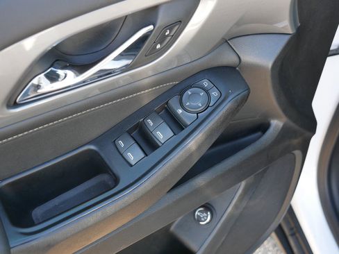 Used 2023 Chevrolet Traverse LT image 17