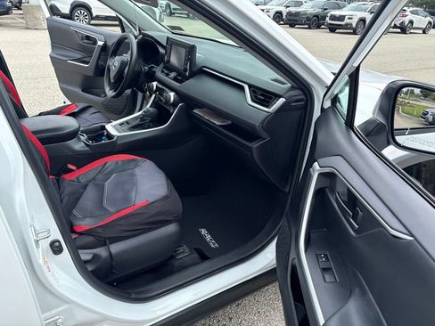 Used 2019 Toyota RAV4 LE w/ Carpet Mat Package AWD/4WD image 30