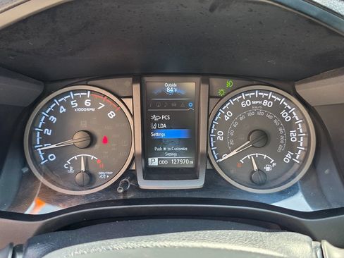 Used 2018 Toyota Tacoma TRD Off-Road w/ Technology Package AWD/4WD image 28