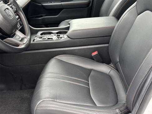 Used 2025 Honda Pilot TrailSport image 11