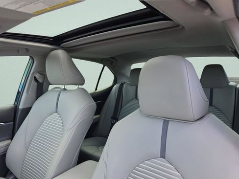 Used 2021 Toyota Camry SE image 31