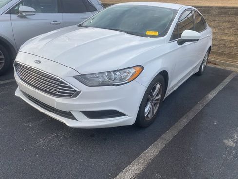 Used 2018 Ford Fusion SE w/ Fusion SE Technology Package image 3