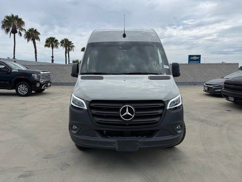 Used 2024 Mercedes-Benz Sprinter 2500 image 2
