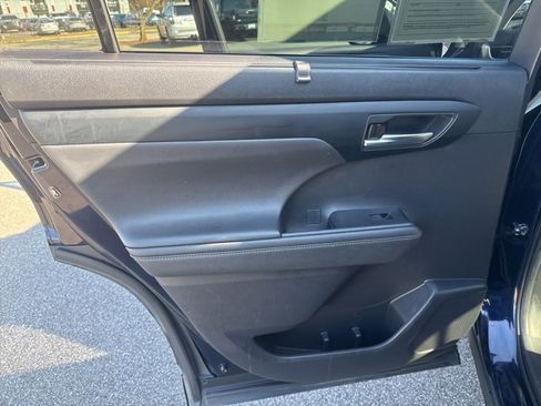 Used 2022 Toyota Highlander XLE image 25